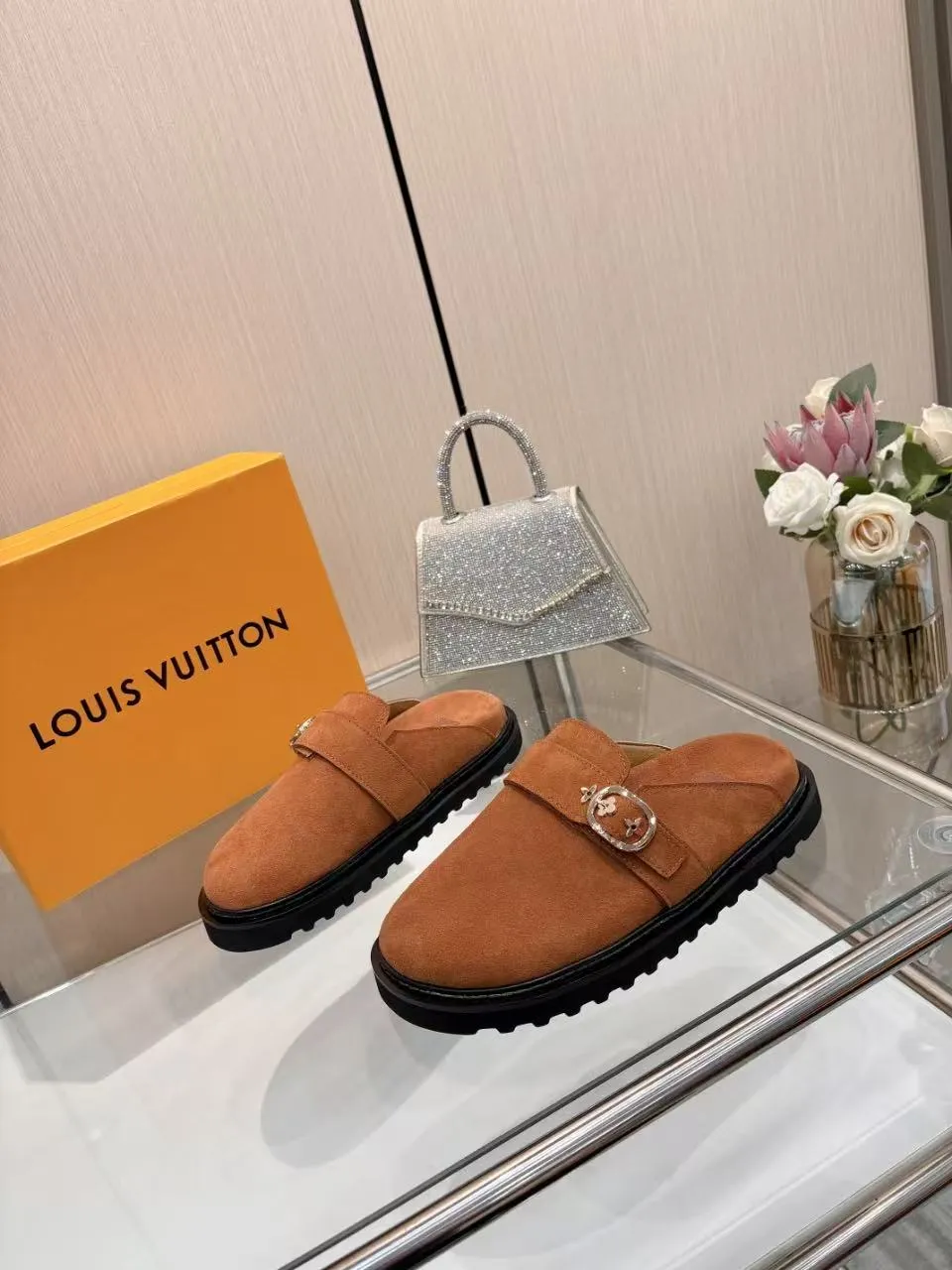 👟👟Ex-factory price 440👟👟 lv's new Baotou half-drag winterbreak comfert flat slippers lv letter and monogram floral embellished leather pattern, with sheepskin lining, suitable for indoor and outdoor wear. The water table is made of high-density foam material, which is light and comfortable. The sole has a certain thickness and the heightening effect is also good! Boutique size:35-46